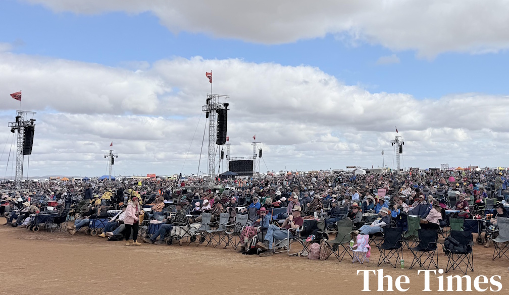 Mundi Mundi crowd on Friday