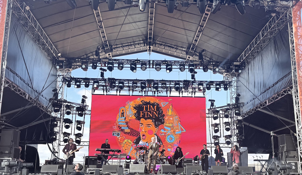 Tim Finn at Mundi Mundi