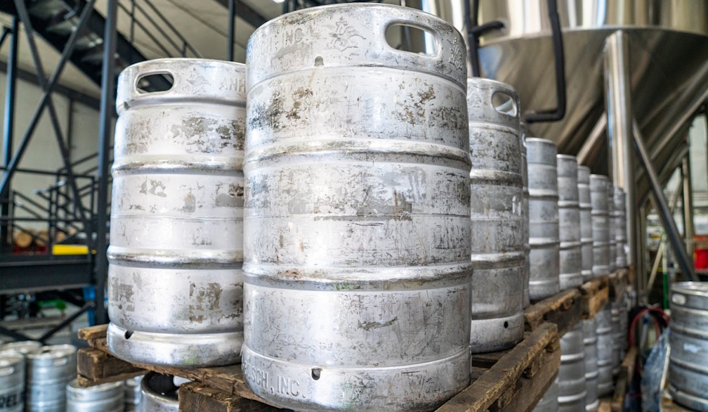 In the dynamic world of beverage manufacturing, efficiency, and innovation are key drivers of success. Central to this is the strategic utilisation of food and beverage industry equipment.