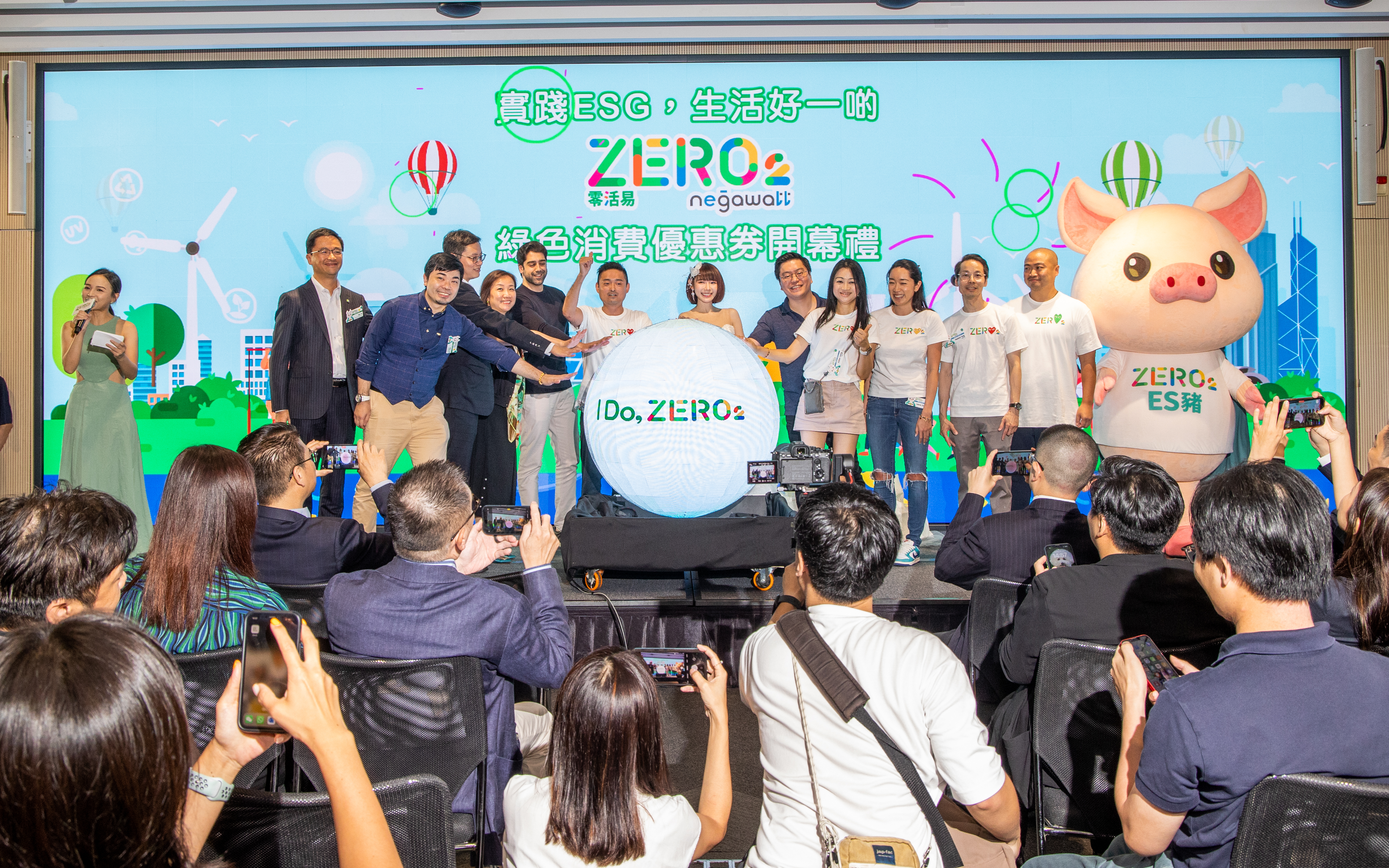 During the mobile app Kick-off ceremony, Arthur Lam, Lin Min Chen and guests followed the emcee's lead and together shouted the ‘wedding vow’