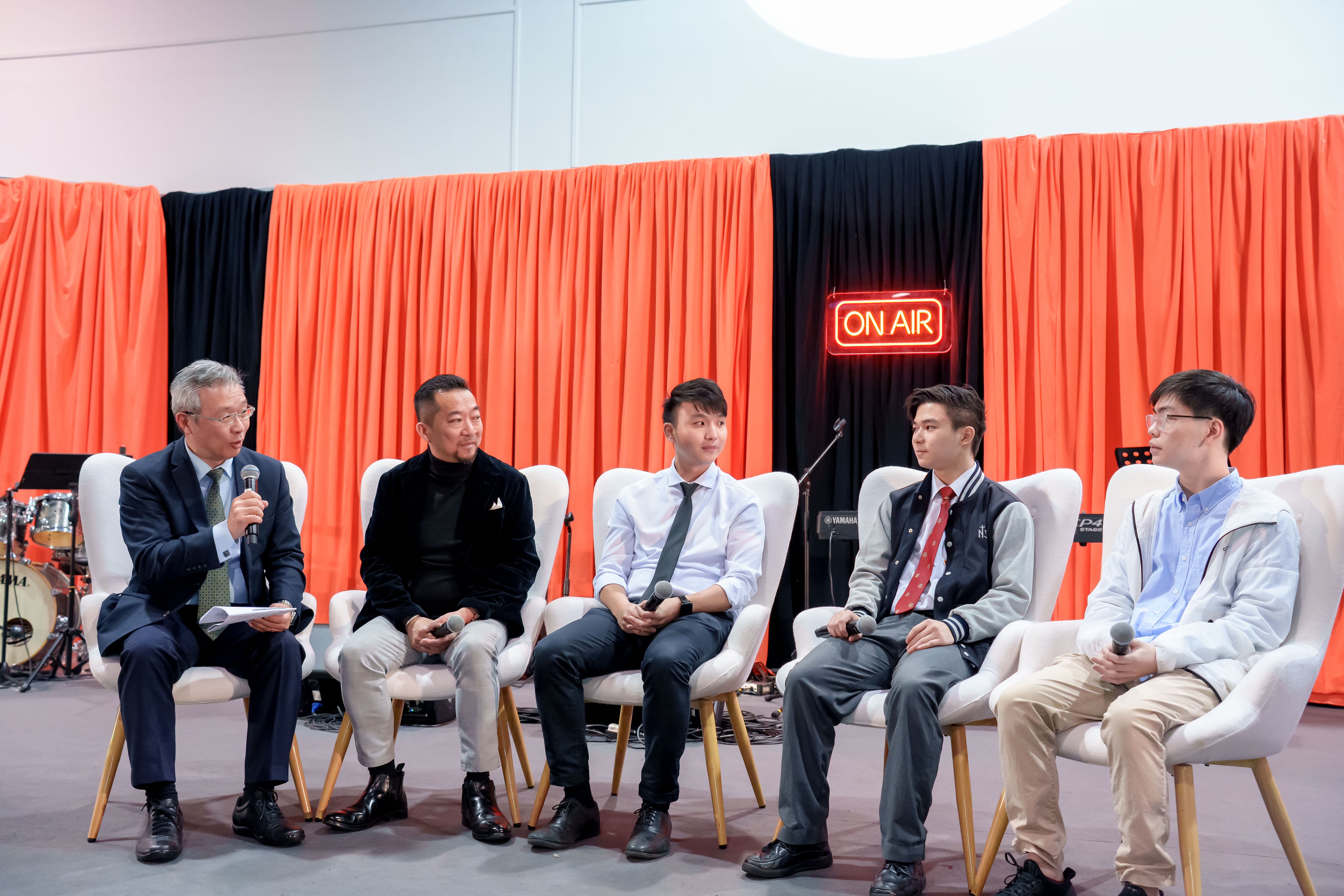 (Left) Prof. Ronald Chung, Dean of the School of Continuing Education, Hong Kong Baptist University, moderates a panel featuring a secondary school principal, a teacher, and students who shared their experiences and takeaways from the CLAP-TECH programme. (From second left to right) Principal Li Kin Man of Salesians of Don Bosco Ng Siu Mui Secondary School, said, “Integrating VPET into mainstream secondary school education helps us to nurture students’, ultimately empowering them to shine.” Mr. Poon from Hong Kong Red Swastika Society Tai Po Secondary School marked, “It is natural for secondary students to be uncertain about their future given their young age. Therefore, they should broaden their horizons to identify their strengths and focus on developing them for future opportunities.” Matthew Chan, student from Salesians of Don Bosco Ng Siu Mui Secondary School, reflected, “The teachers at CLAP-TECH have wholeheartedly guided me to discover my talents and interests, aiding me in establishing a clear life goal and career path.” Scott Cheung, a Year 2 Student of Higher Diploma in Data Science, said, “CLAP-TECH provided me with an internship opportunity last summer, where I gained a wealth of knowledge beyond textbooks and realised that soft skills like communications are crucial in the IT field.”