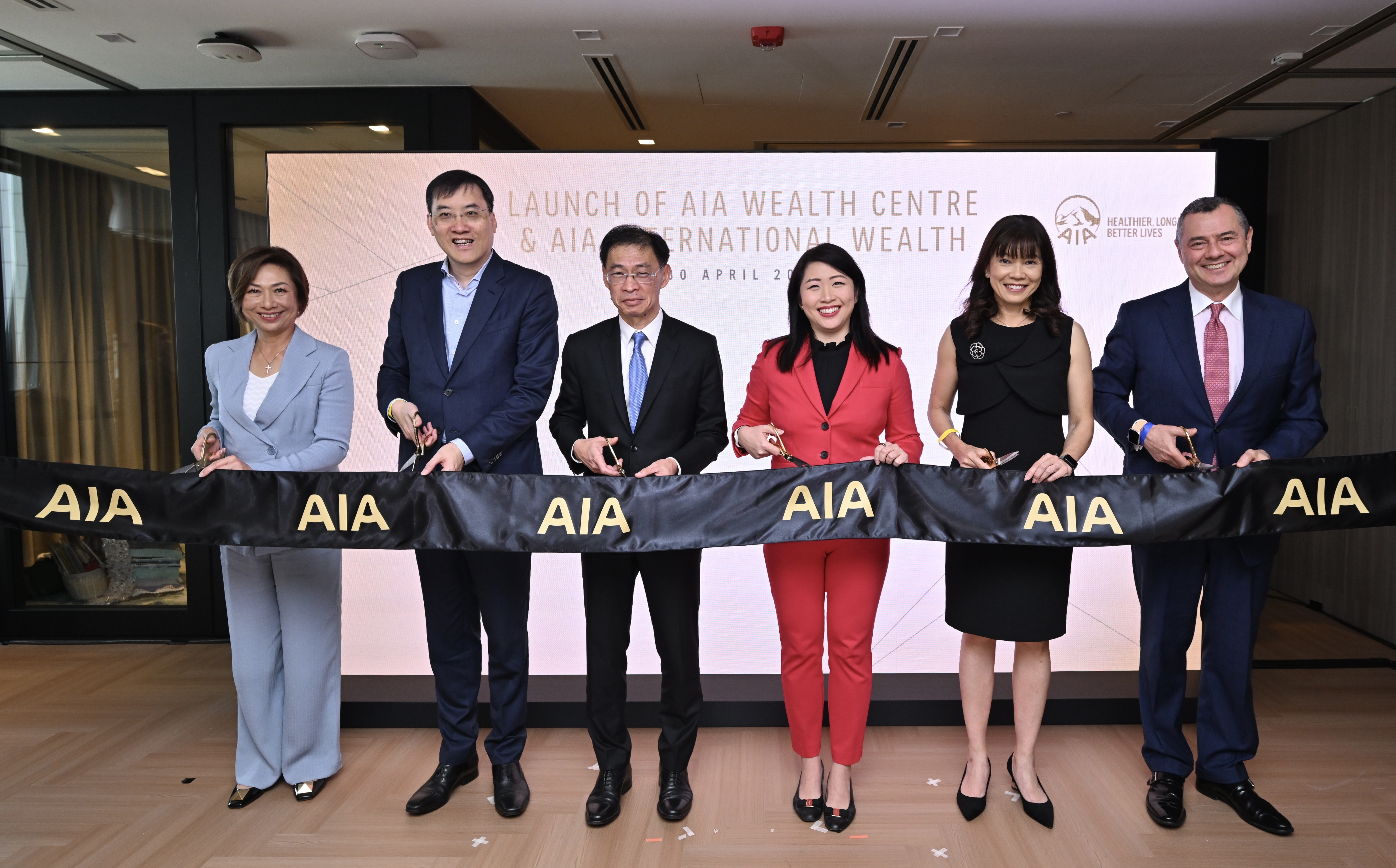 From left to right: Ms. Peggy Quek, CEO, AIA International Wealth, AIA Singapore; Mr. Jacky Chan, Regional Chief Executive and Group Chief Distribution Officer, AIA Group; Mr. Tan Hak Leh, Regional Chief Executive, AIA Group and Chairman of AIA Singapore; Guest-of-Honour Ms. Gillian Tan, Assistant Managing Director (Development and International) and Chief Sustainability Officer of the Monetary Authority of Singapore; Ms. Wong Sze Keed, CEO, AIA Singapore; and Mr. Stuart A. Spencer, Group Chief Marketing Officer, AIA Group, officially launches the AIA Wealth Centre and AIA International Wealth