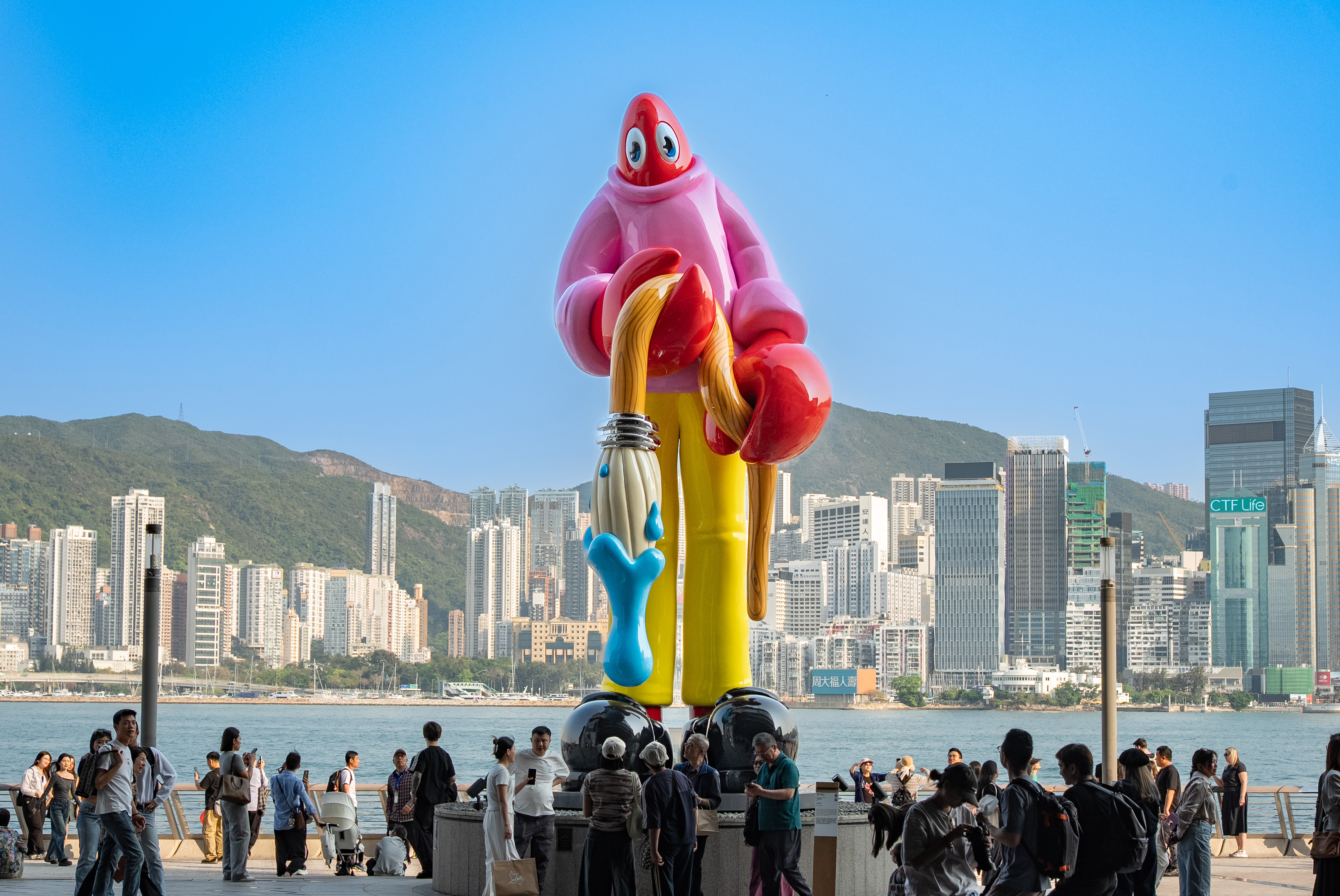British neo-pop artist, Philip Colbert, unveils his monumental sculpture, THE LOBSTER PAINTER, at the promenade at K11 MUSEA during Hong Kong Arts Month (Photo Credit: Anthony Kwan, Getty Images)