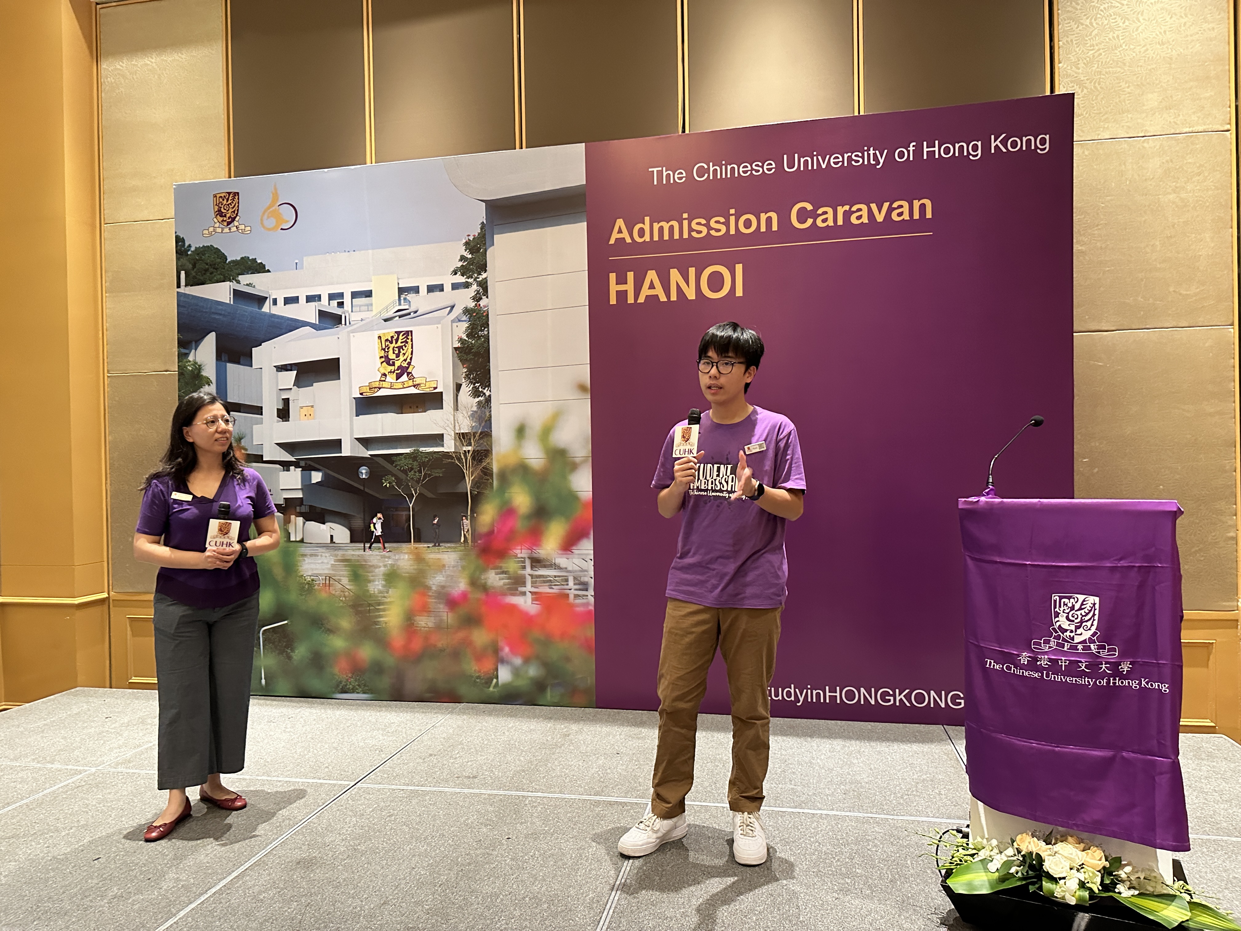 Ryan addresses an audience of Vietnamese high school students and parents at the CUHK Admission Caravan in Hanoi, sharing insights about academic life and opportunities at The Chinese University of Hong Kong.