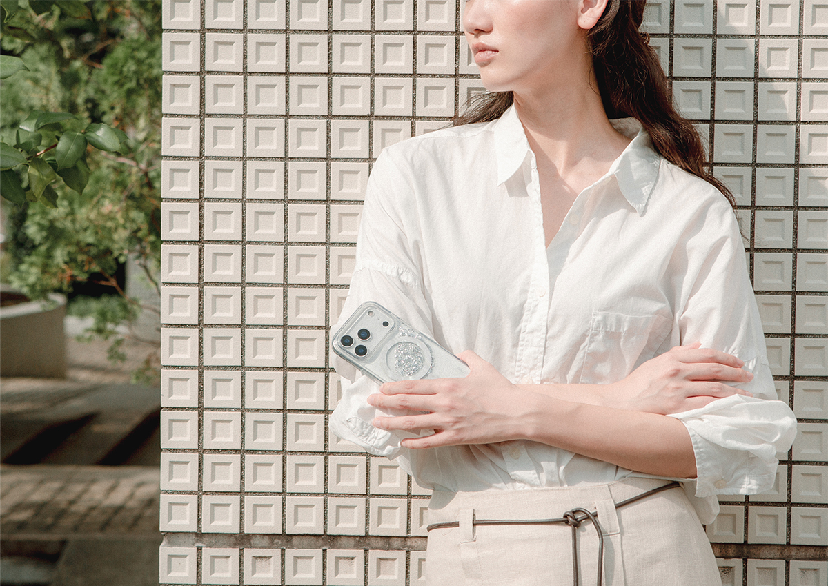 Crystelle shimmers with delicate glitter and a pearly shell glow, a luminous ode to light drifting between sea and sky.