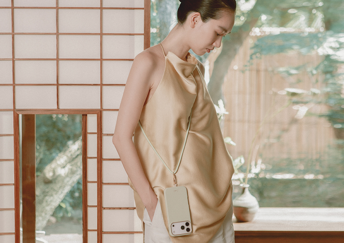 Mirelle embodies quiet luxury with a refined textured finish, subtle metallic accents, and a matching lanyard for timeless elegance.