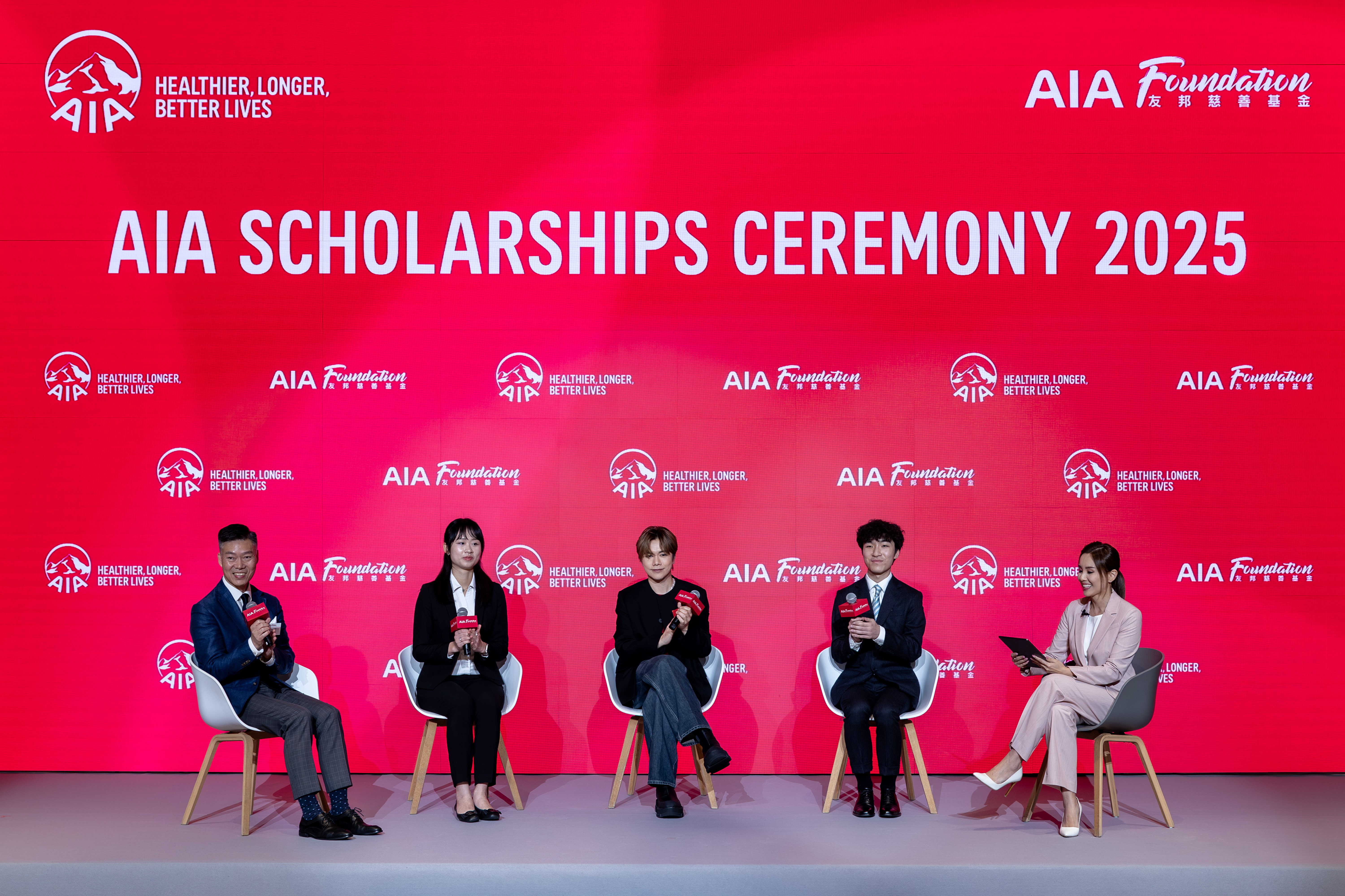 Mr. Alger Fung, Chief Executive Officer, AIA Hong Kong & Macau; Director of AIA Foundation (first from left), Mr. Hins Cheung, singer and AIA Rethink Healthy ambassador (third from left), along with scholar and graduate representatives, shared how they bring their pledges to life by making a positive difference in the community.