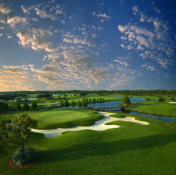 Vinhomes Green Paradise also includes two world-class 18-hole golf courses, inspired by the beauty of Dawn and Dusk, offering diverse terrains and an exceptional golfing experience.