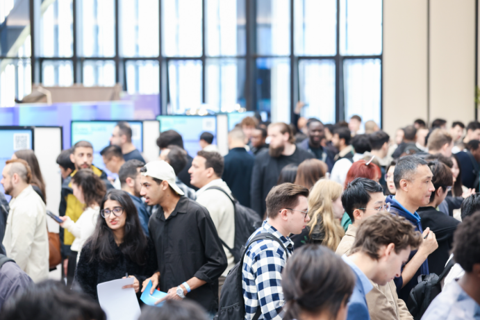 At the launch event, more than 1,500 foreign professionals and young talents connected with 1,160 high-quality job opportunities offered by leading enterprises going global.