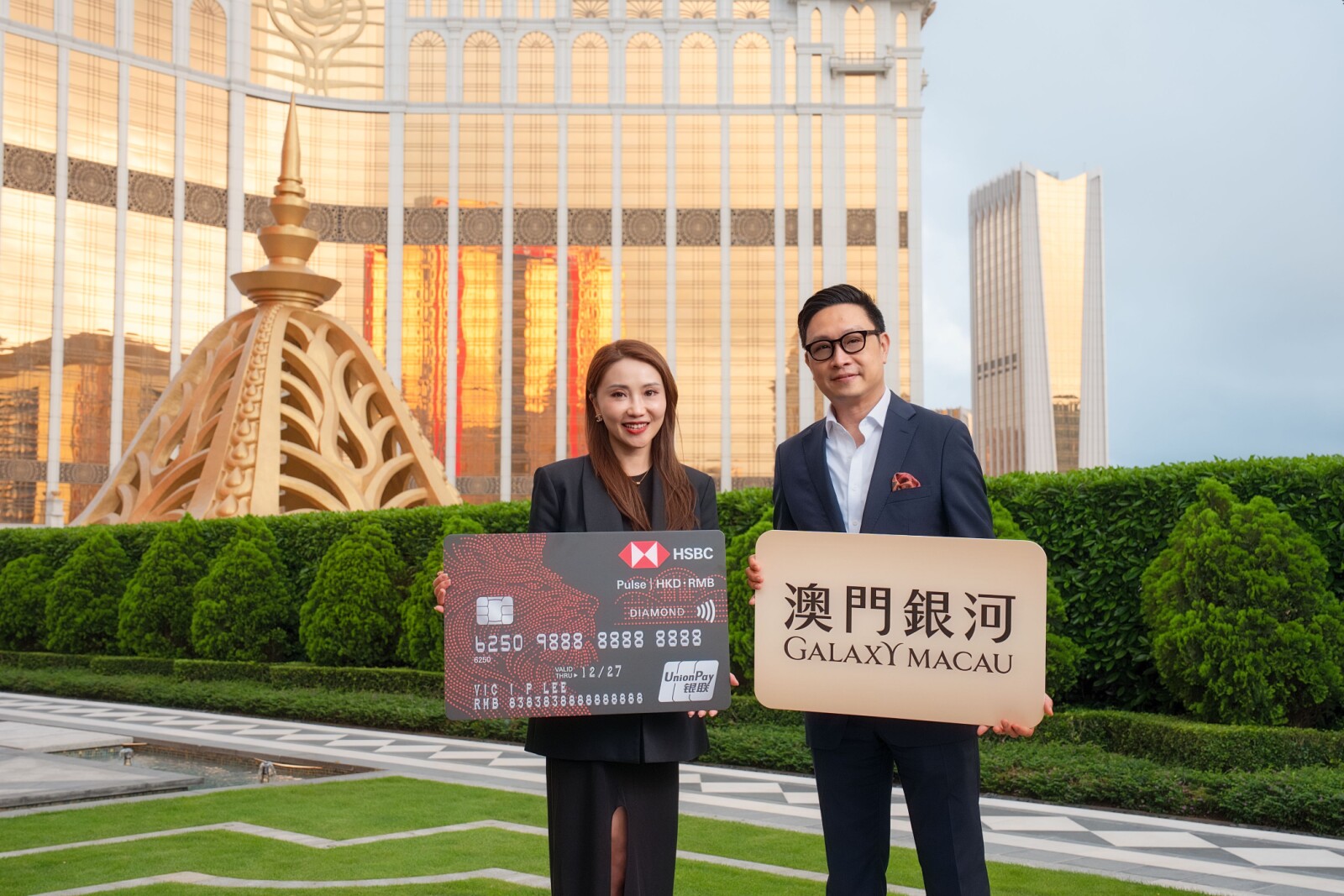 Anchored in constantly evolving guest experiences, Galaxy Macau and HSBC HK join hands to present a repertoire of stellar privileges. On behalf of senior managements from both parties, Mr Paul Tse, Director of Marketing & Event Services of Galaxy Entertainment Group and Ms Iris Ng, Head of Business Partnerships Development, Cards & Unsecured Lending of HSBC HK, gathered in the gardens of Raffles at Galaxy Macau for a ceremonial photo‑taking to mark the launch.