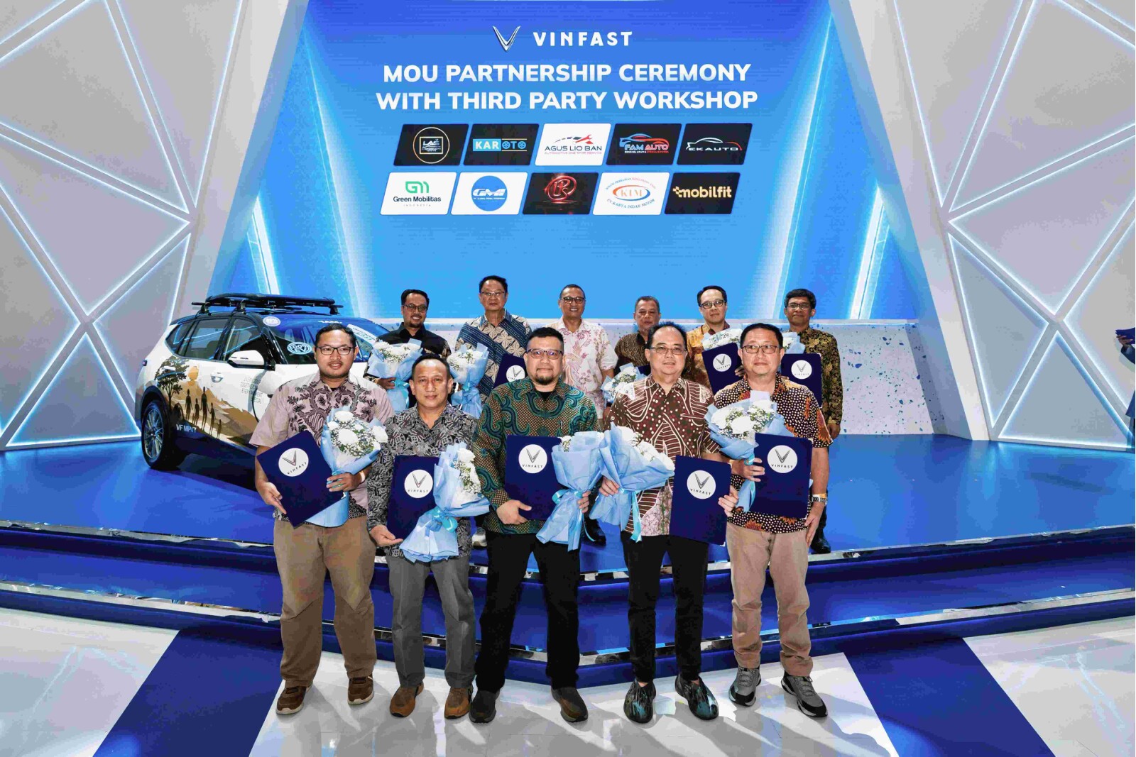 Representatives of VinFast Indonesia and its partners at the signing ceremony.