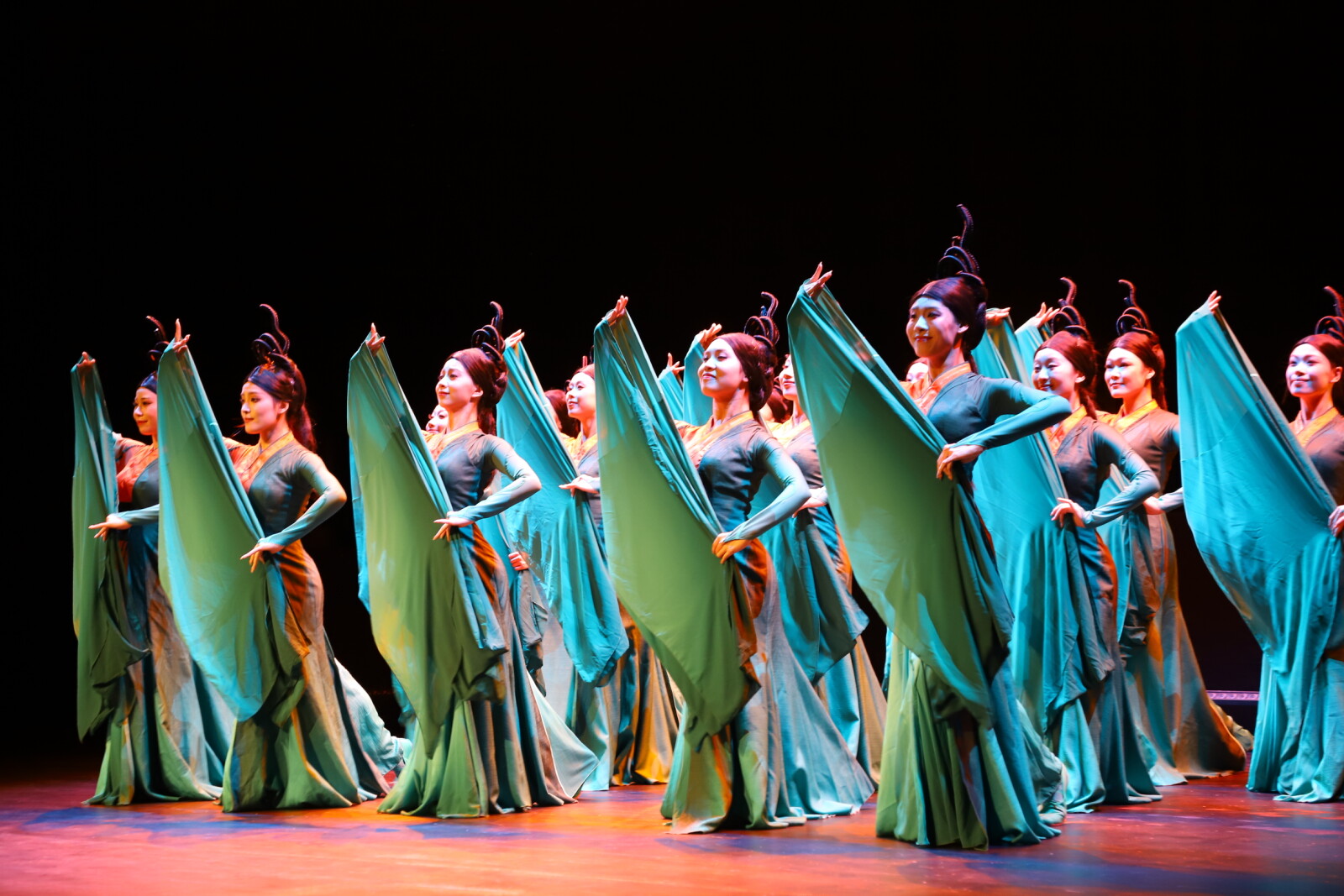 At the opening gala of the 2026 Duisburg China Festival, artists from the Wuhan Song and Dance Theatre performed the dance piece 