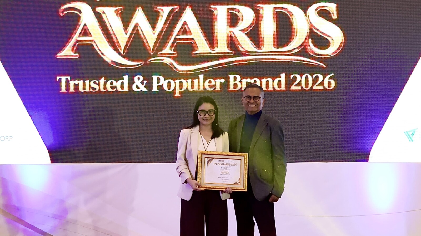 VinFast representative accepts the 